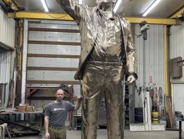 Image of the Don Colossus golden statue